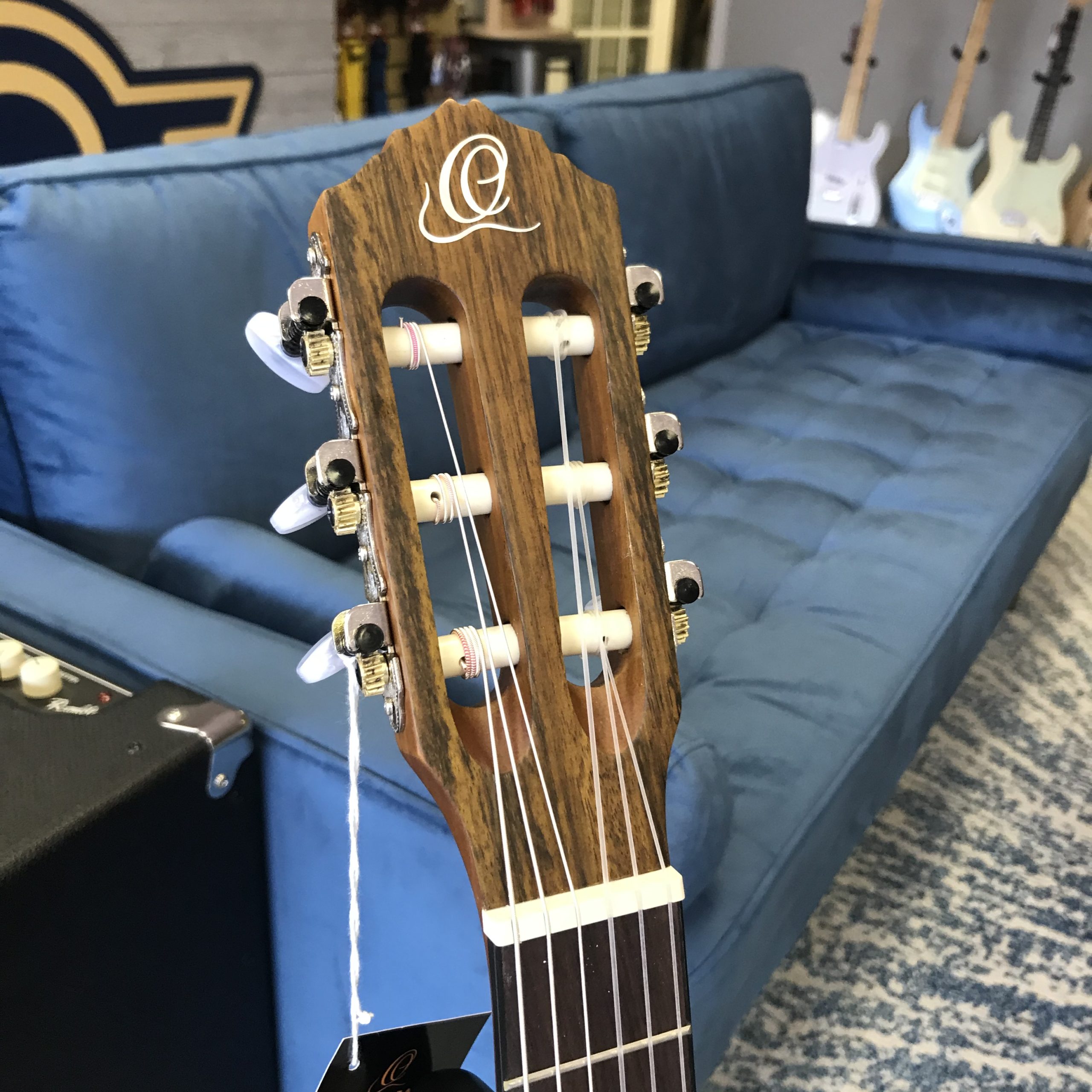 Picture of an Ortega R122-1/2 guitar, headstock
