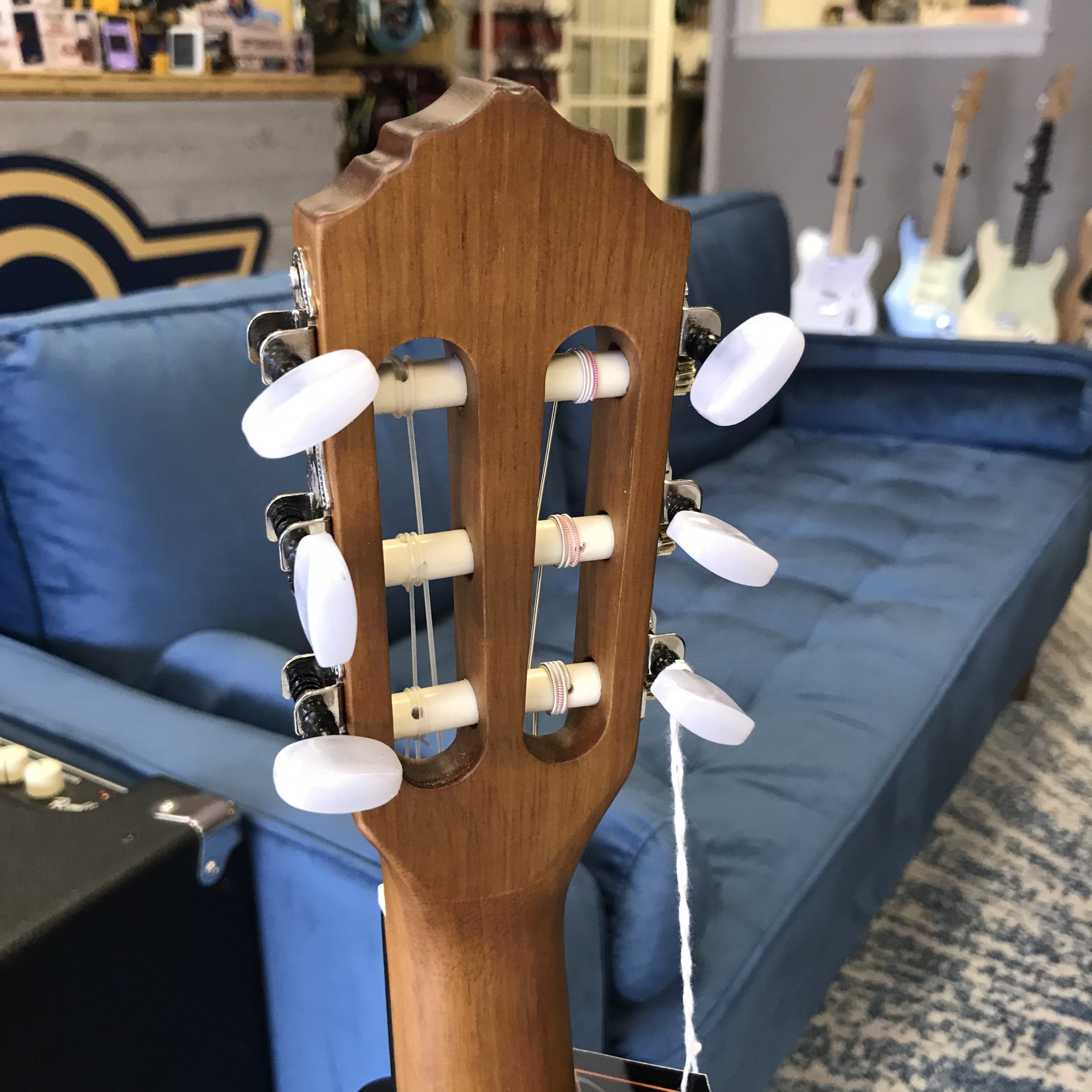Picture of an Ortega R122-1/2 guitar, rear headstock
