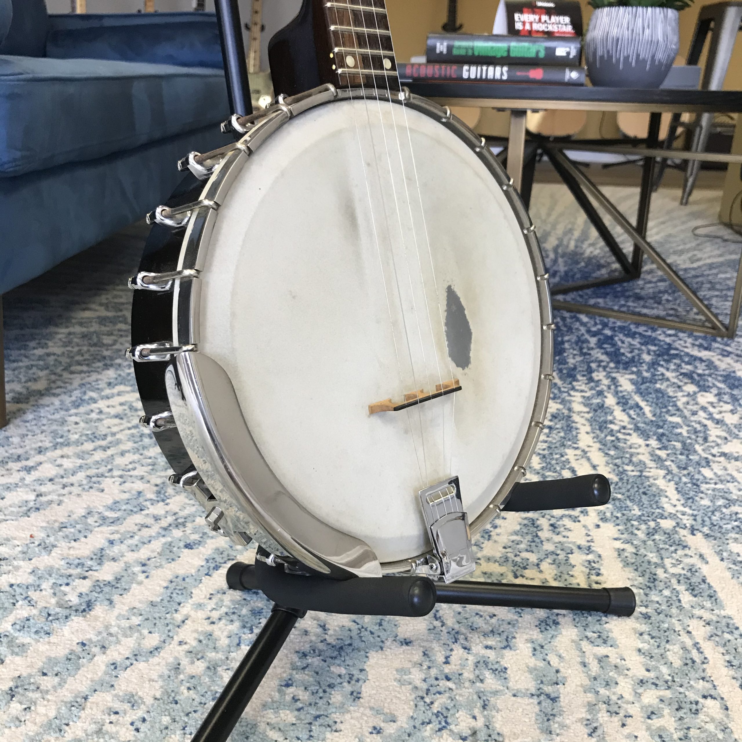Picture of a Gibson 175 banjo, front right