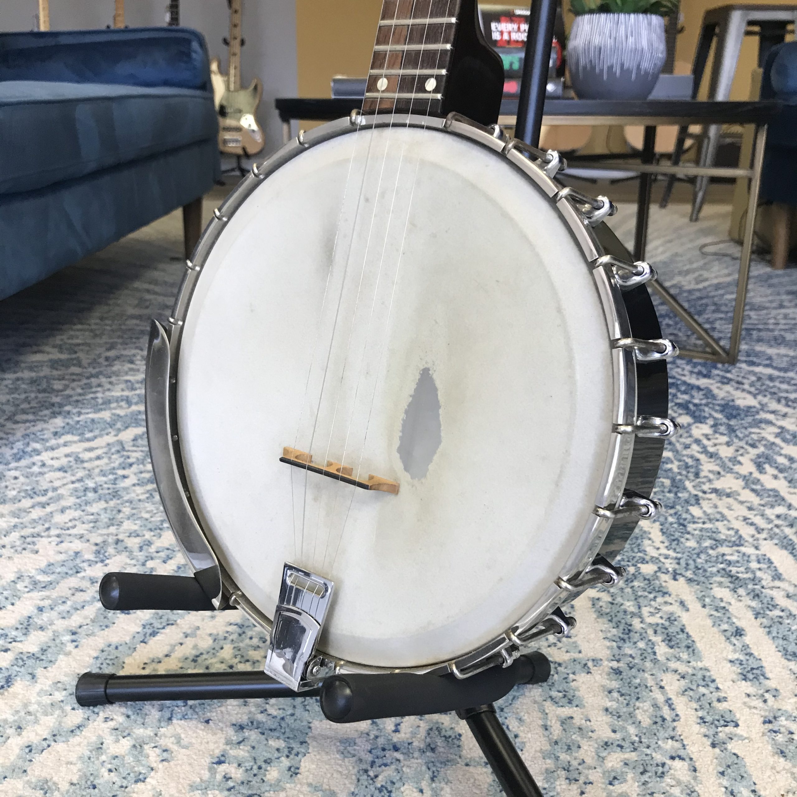 Picture of a Gibson 175 banjo, front left